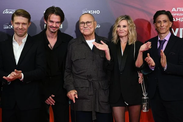 Изображение к статье: 52-летняя Высоцкая в мини-платье впервые за долгое время вышла в свет с 88-летним мужем