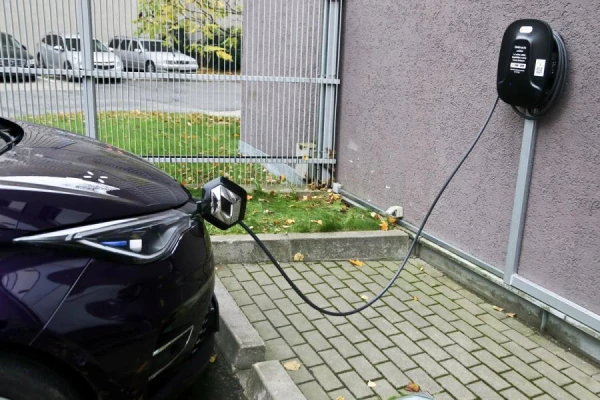 Изображение к статье: В Латвии количество электромобилей растет лавинообразно. Ригу догоняют Юрмала и Марупе