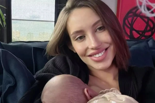 Изображение к статье: Валентина со своей дочуркой.