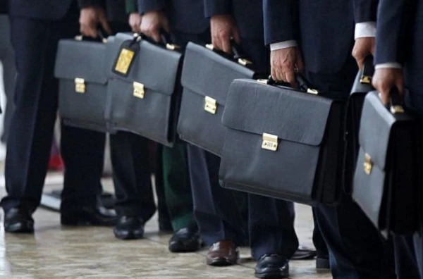 Изображение к статье: Сами не сокращаются: чтобы уволить латвийских бюрократов, планируют нанять  человека со стороны