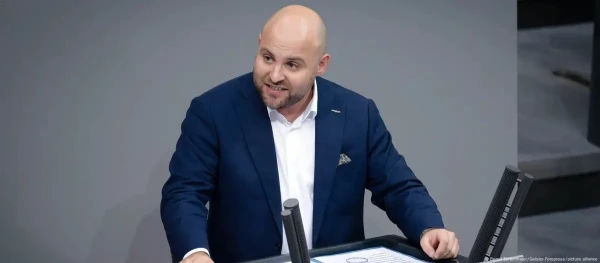 Изображение к статье: Оппозиционный политик попал под раздачу.