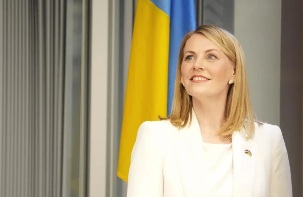 Изображение к статье: Красивая блондинка выходит из партии «Прогрессивные»