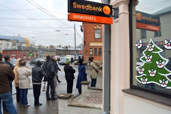 Изображение к статье: «Где наши деньги?» Сотрудник Swedbank в Латвии годами грабил клиентов - соцсети в шоке
