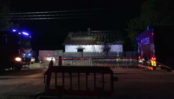 Изображение к статье: В Шкиротаве частный дом охватило пламя. Спасателям мешал «замурованный» в асфальт гидрант