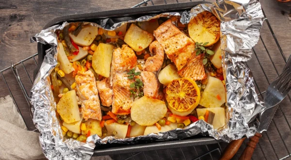 Изображение к статье: Как застелить форму фольгой так, чтобы она не порвалась: вот рабочий способ