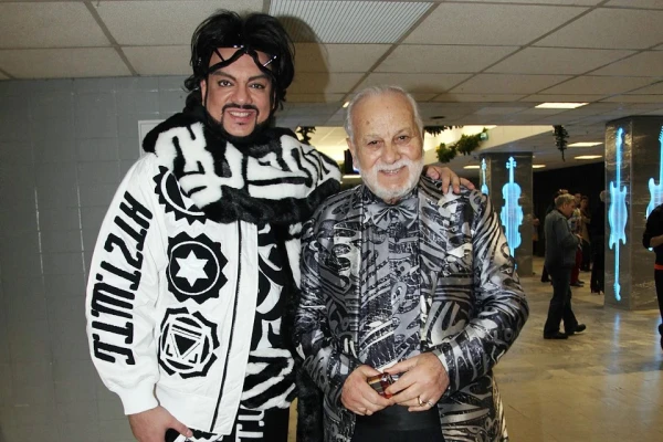 Изображение к статье: Артистистический отец и сын.