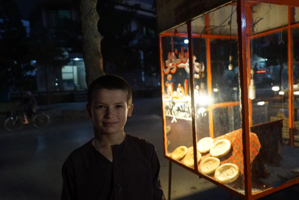 Изображение к статье: Судя по маленькому продавцу лепешек, он живет в гармонии с собой.