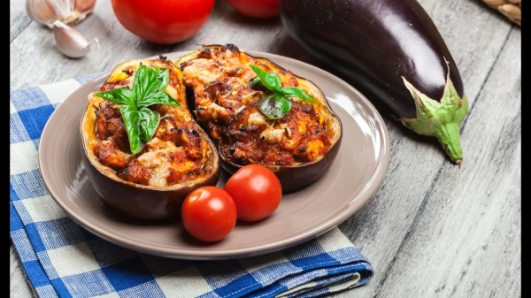 Изображение к статье: Запечённые баклажаны с мясной начинкой и сыром: просто и вкусно