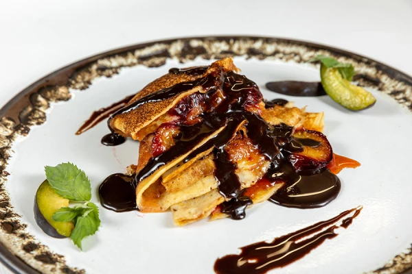 Изображение к статье: Осеннее наслаждение: блинчики с карамелизированными сливами