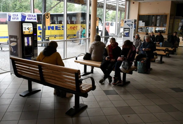 Изображение к статье: На автовокзале Даугавпилса народ ожидает отправки рейсов.