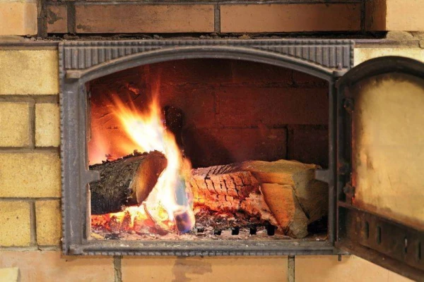 Изображение к статье: Штраф до 2800 евро: в Латвии категорически запретили сжигать в печках диваны и кресла