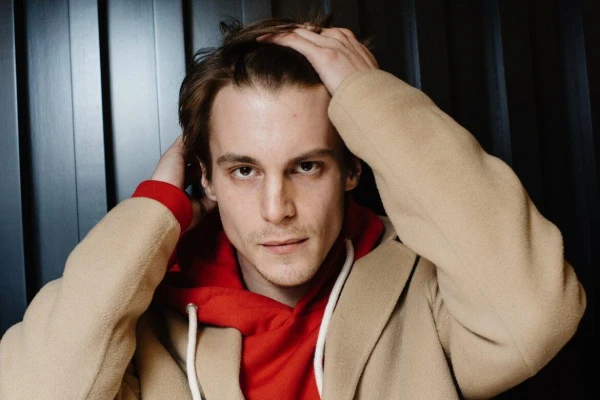 Изображение к статье: «Закрывали дома на полгода»: Иван Янковский вспомнил жёсткое детство в звёздной семье