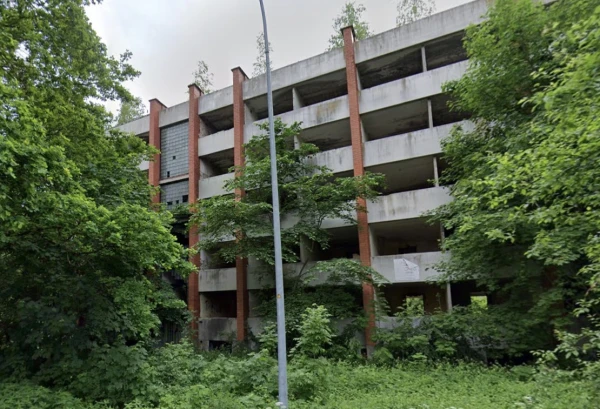 Изображение к статье: Продолжение истории: почему Константин с подругой уже 25 лет живут в полуразрушенном доме Юрмалы?