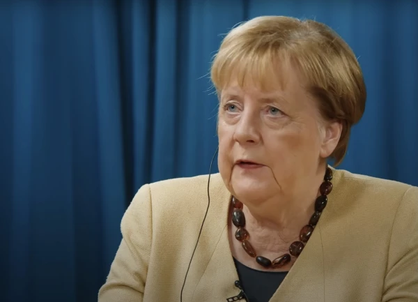 Изображение к статье: Ордена Латвии уже отобрали у судьи Крастиньша и миллиардера Авена. На очереди Ангела Меркель