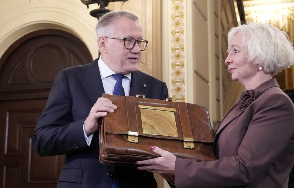 Изображение к статье: Все, что нажито непосильным трудом – министр финансов А.Ашераденс передает проект госбюджета ЛР спикеру Сейма Д.Миерине.