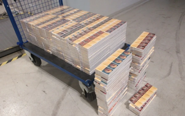 Изображение к статье: В грузовике с луком служебная собака нашла российские и белорусские сигареты