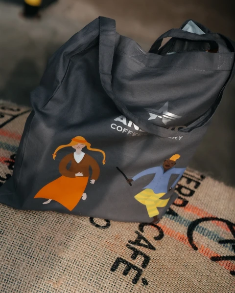 Изображение к статье: Латышская таутасмейта и черный мужик с палкой: что за послание передают в аэропорту «Рига»