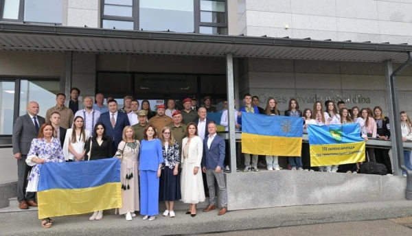 Изображение к статье: Мэр Огре Эгилс Хелманис с родственниками военнослужащих 111-й бригады ВСУ. Фото оgresnovads.lv.