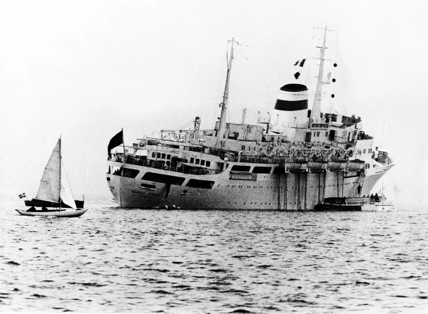 Изображение к статье: Надежда Крупская» в шхерах. Три черных шара — дневной сигнал судна, севшего на мель.