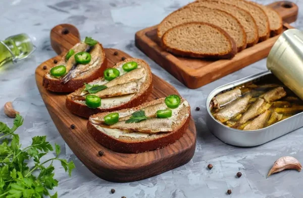 Изображение к статье: Что вреднее — плавленый сыр или рыбные консервы?