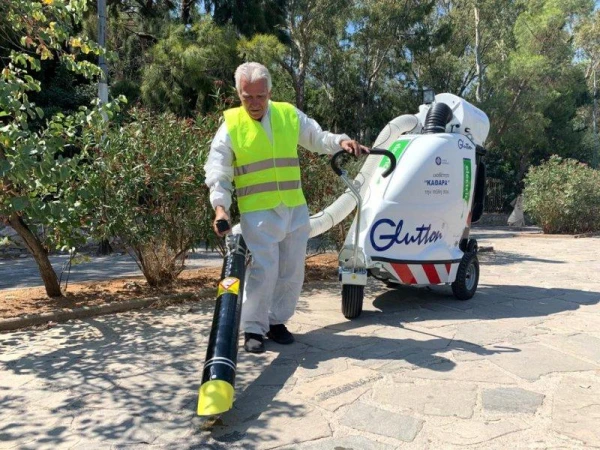 Изображение к статье: Найдя работу, пожилые греки держатся за нее зубами.