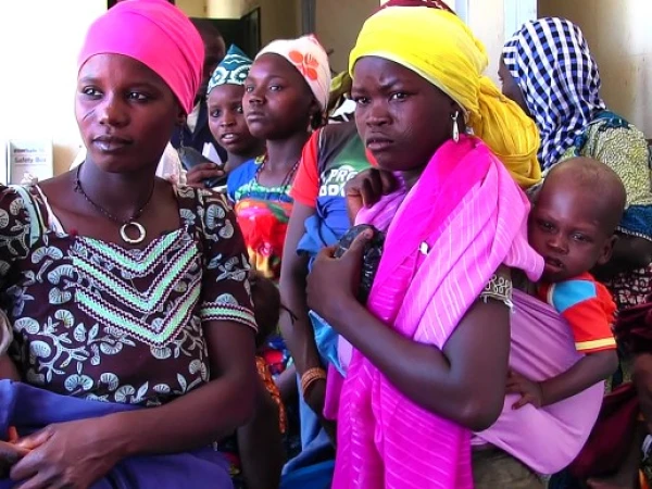 Изображение к статье: Сами еще дети - а уже матери.