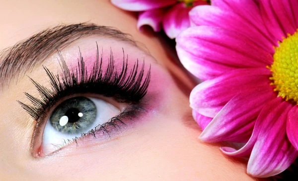 Изображение к статье: Красота без вреда: как макияж, ресницы и косметология влияют на здоровье глаз