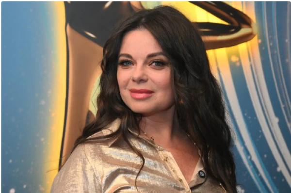 Изображение к статье: Наташа Королёва решила заработать на старых плакатах с Николаевым