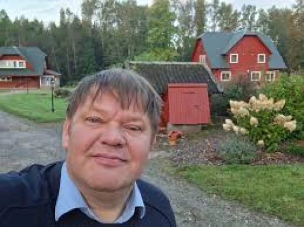 Изображение к статье: Националист Кулис почувствовал открытую агрессию в автобусе со стороны русских