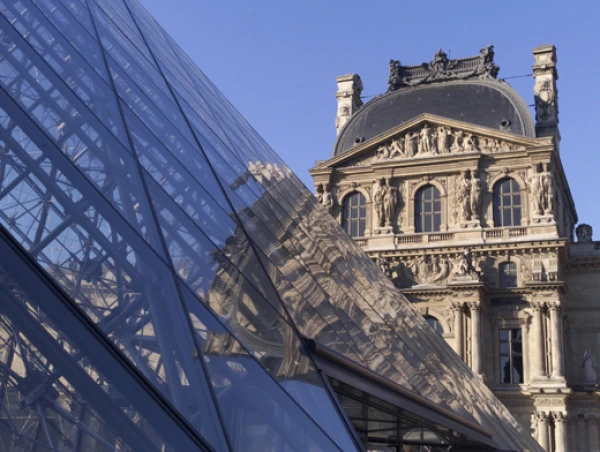 Изображение к статье: Неизвестные ворвались в парижский Лувр и украли драгоценности из коллекции Наполеона