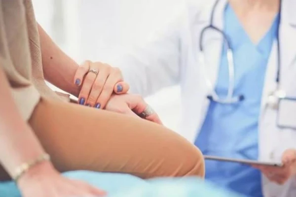 Изображение к статье: В Латвии женщин перед абортом хотят заставить встретиться с потенциальным отцом и психологом, но министр против