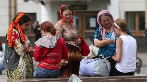 Изображение к статье: Как действуют уличные мошенники: психотехника «цыганского гипноза» и как от неё защититься