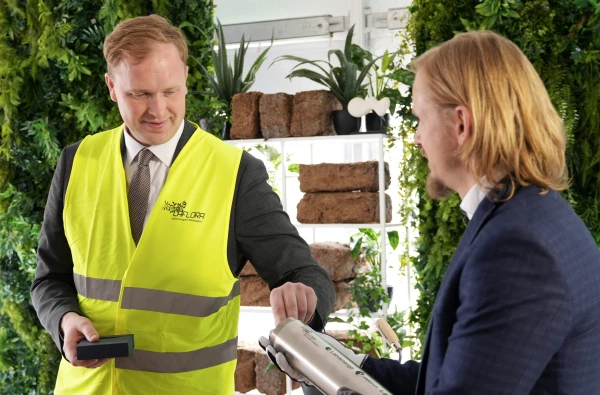 Изображение к статье: Министр экономики вмуровывает капсулу времени в фундамент ветряного парка.