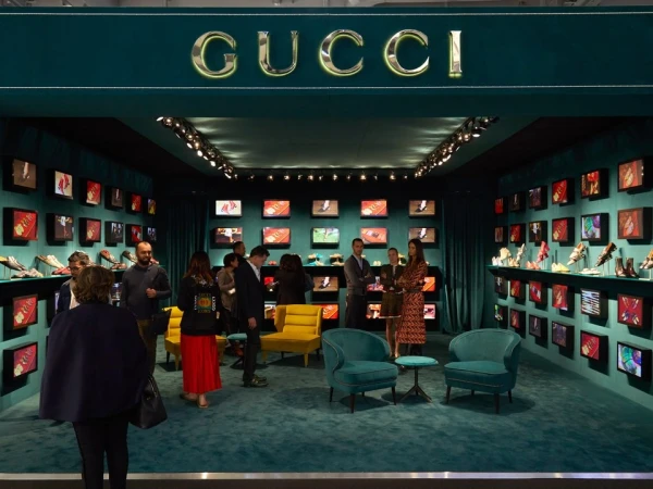 Изображение к статье: Владелец Gucci продал свой косметический бизнес за 4 млрд евро