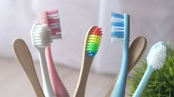 Изображение к статье: 15 неожиданных способов использовать зубную щётку для уборки и ухода