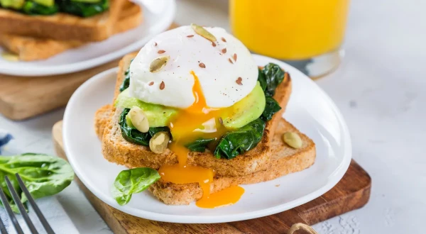 Изображение к статье: 60 секунд — и яйцо-пашот готово: способ от шефа без кастрюли и уксуса