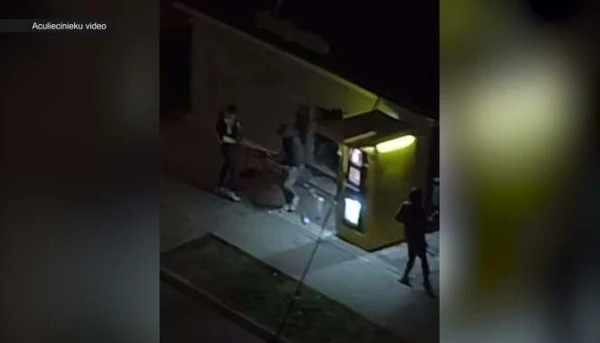 Изображение к статье: Ночью несовершеннолетние взломали вход в киоск и украли 30 бутылок крепкого алкоголя