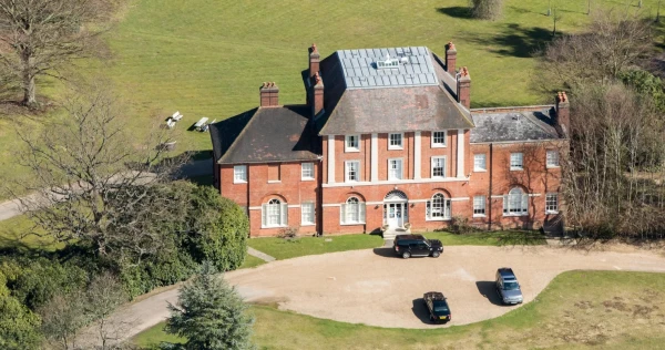 Изображение к статье: Особняк, который интересует сейчас всю Британию.