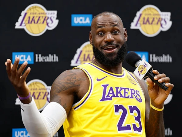 Изображение к статье: После дебюта в НБА Леброна Джеймса успели родиться 83 ныне действующих игрока лиги