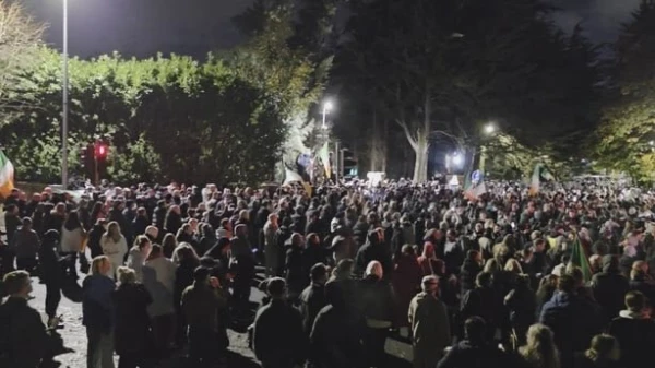 Изображение к статье: В пригороде Дублина прошли крупные столкновения полиции с протестующими