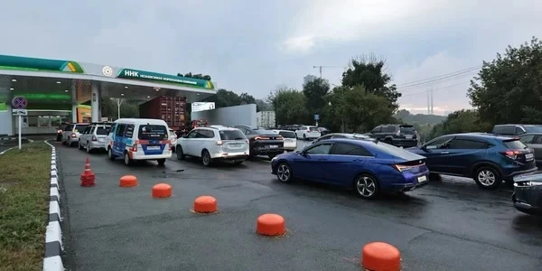 Изображение к статье: Очереди на заправках выводят водителей из себя.