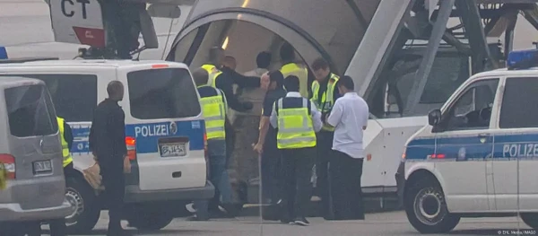 Изображение к статье: Всякое выдворение - это дорогостоящая спецоперация.