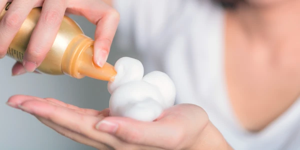 Изображение к статье: Недооценённый бьюти-герой: как получить максимум пользы от пенки для волос