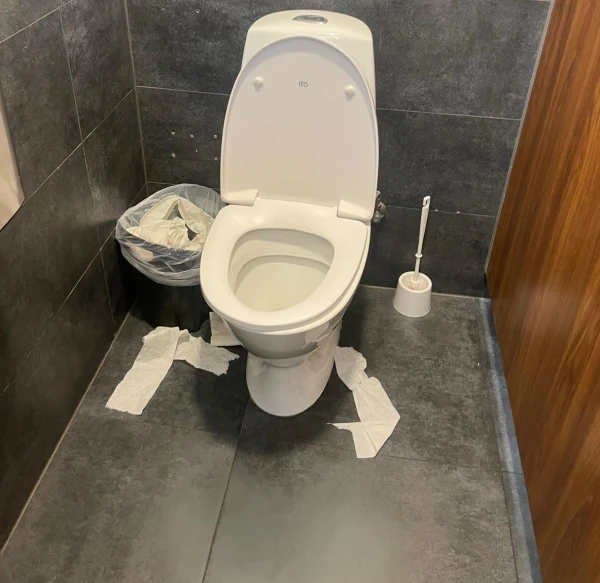 Изображение к статье: «Вонь – хоть топор вешай»: рижский Stockmann превращается в отхожее место