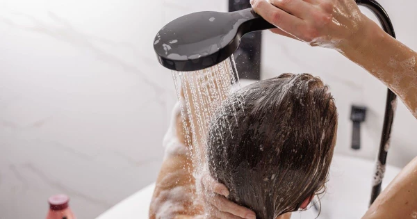 Изображение к статье: Ежедневное мытье головы: польза или вред для волос