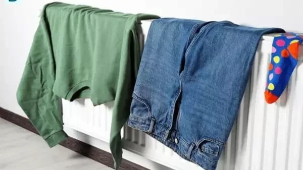 Изображение к статье: Почему сушить одежду на батарее вредно