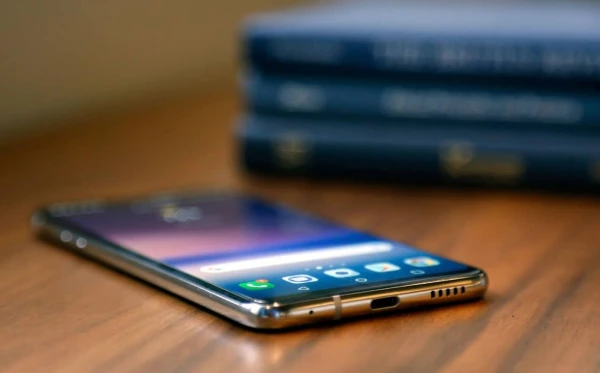 Изображение к статье: Почему не стоит класть телефон экраном вверх: 4 убедительные причины