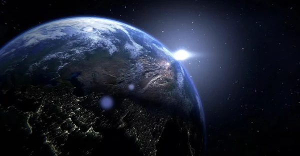 Изображение к статье: Даже слабые вспышки на Солнце могут вызвать эффект, сравнимый с мощными геомагнитными бурями.