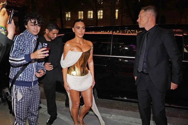 Изображение к статье: 45-летняя Ким Кардашьян вышла на публику в ультракоротком платье