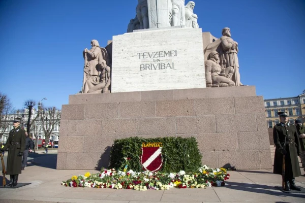 Изображение к статье: То они есть, то их нет! График почетного караула у памятника Свободы сбивает с толку